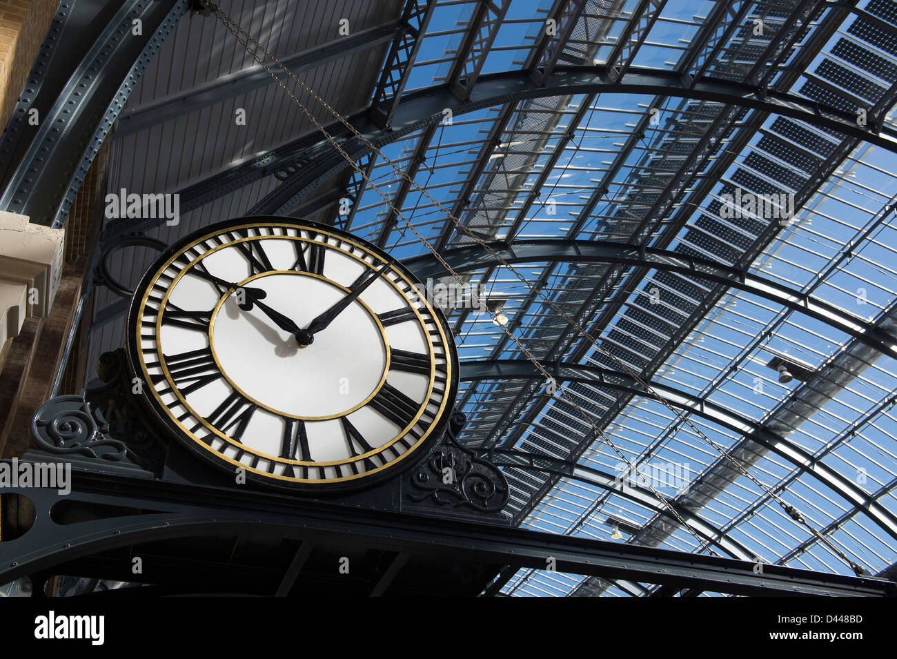 Orologio di piattaforma a Kings Cross stazione ferroviaria di Londra,  Inghilterra Foto stock - Alamy