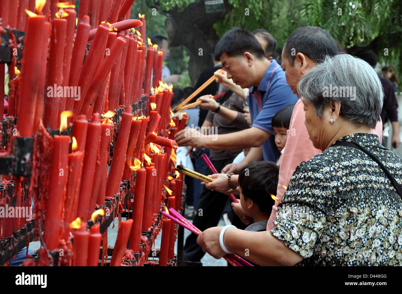 Il popolo cinese lighting candele rosse al Giant Pagoda in Xi'an - Provincia di Shaanxi, Cina Foto Stock