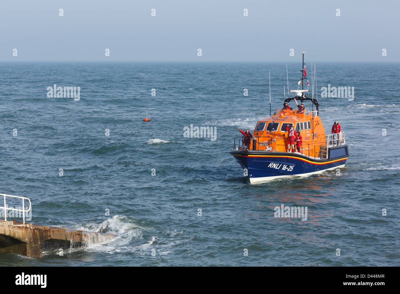 Moelfre, Isola di Anglesey, Galles, UK, Lunedi 4 marzo 2013. Scialuppa di salvataggio RNLI equipaggio arrivare nel nuovo £ 2,7 milioni Tamar nave classe 'Kiwi' finanziato dal lascito di una nuova zelanda marinaio Reginald James Clark. Il più grande e più sicuro barca sostituisce il Tyne classe recipiente che è stato in servizio dal 1988. Foto Stock