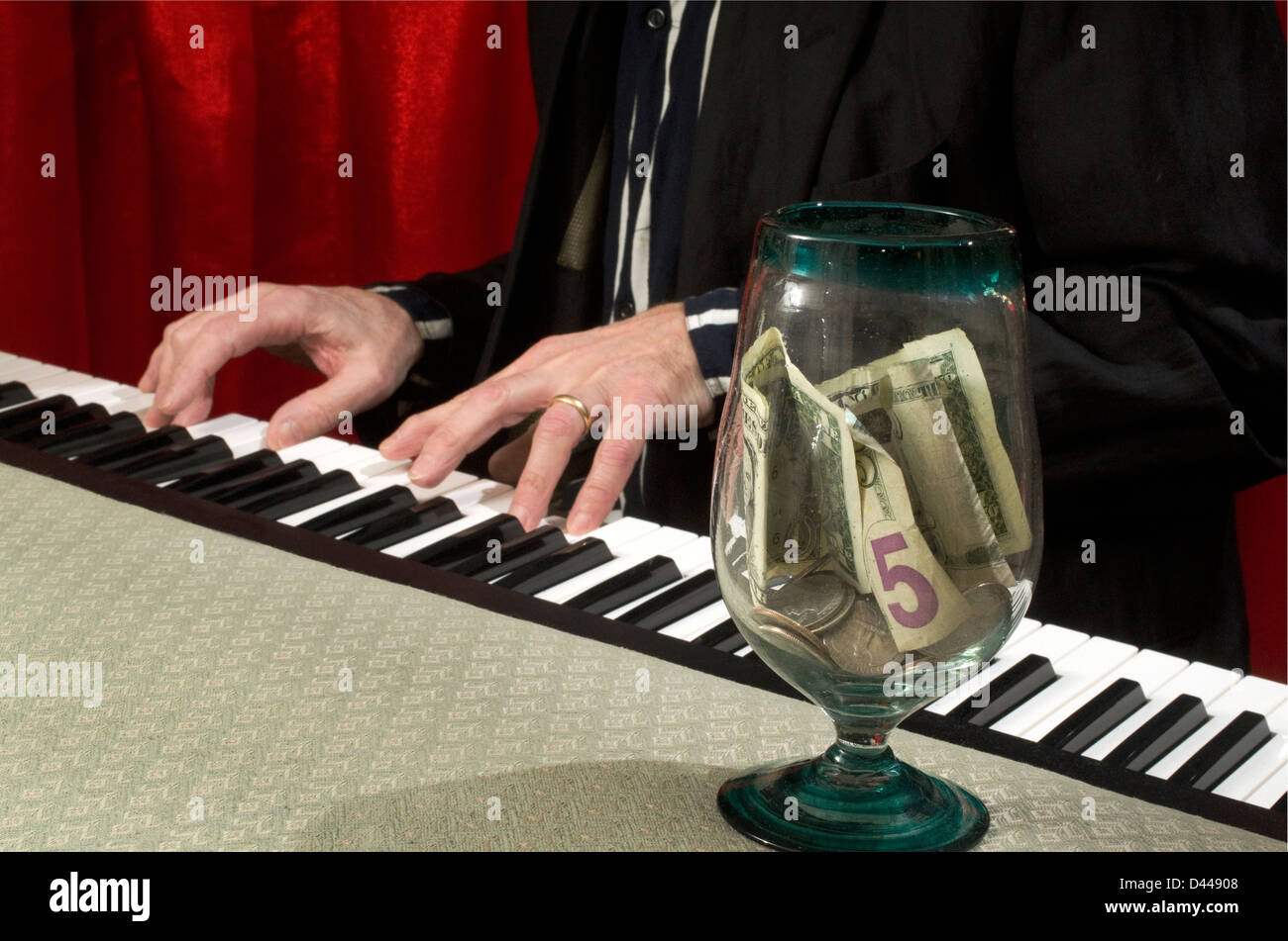 L'uomo suonare il pianoforte con suggerimenti jar sul pianoforte Foto Stock