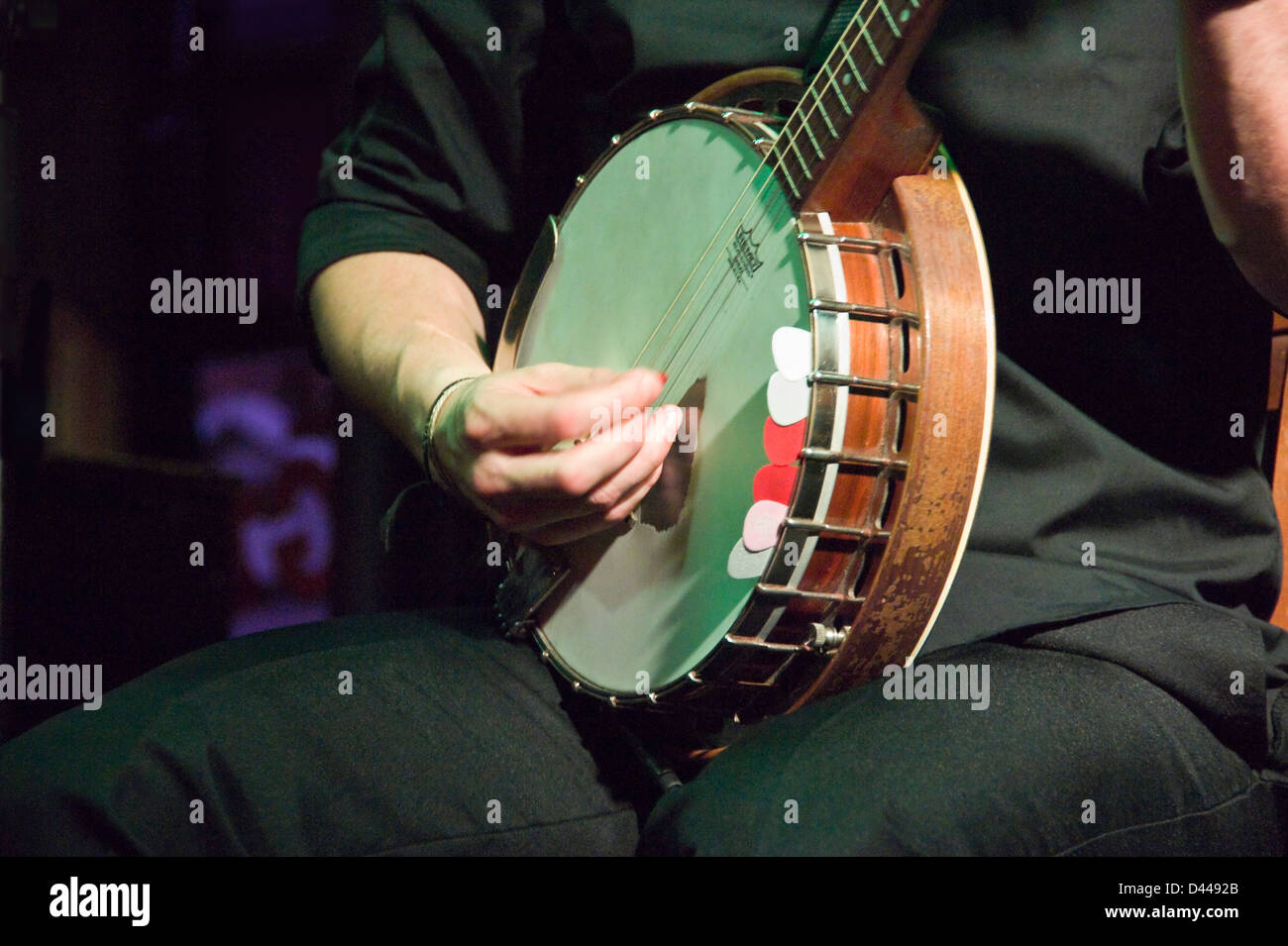 Chiudere orizzontale fino tradizionale di un musicista irlandese giocando un banjo sul palco. Foto Stock