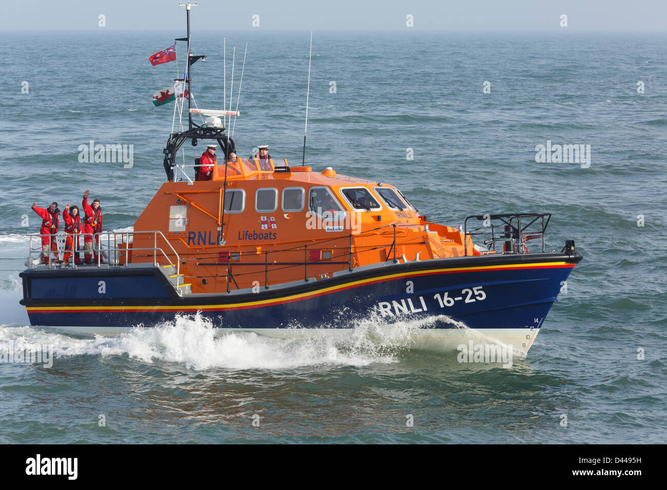 Moelfre, Isola di Anglesey, Galles, UK, Lunedi 4 marzo 2013. Scialuppa di salvataggio RNLI equipaggio arrivare nel nuovo £ 2,7 milioni Tamar nave classe 'Kiwi' finanziato dal lascito di una nuova zelanda marinaio Reginald James Clark. Il più grande e più sicuro barca sostituisce il Tyne classe recipiente che è stato in servizio dal 1988. Foto Stock