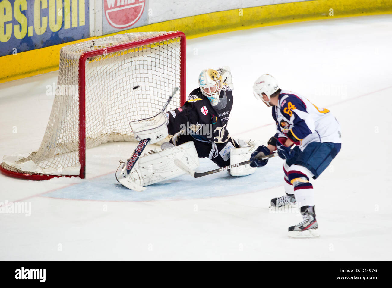 Guildford Flames 7 - 1 Milton Keynes fulmini. Mostra fotografica di Andrea Sharp punteggio per Guildford contro Alex Mettam. Per ulteriori informazioni visita il sito www.guildfordflames.com Foto Stock