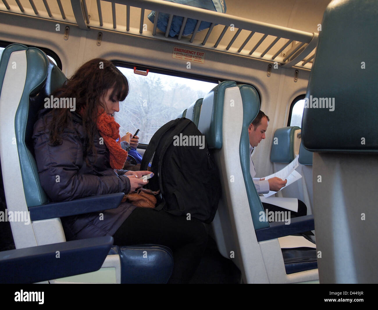 Il treno dei pendolari i passeggeri che utilizzano smartphone e la lettura di carte, New York, Stati Uniti d'America, 14 gennaio, 2013 © Katharine Andriotis Foto Stock