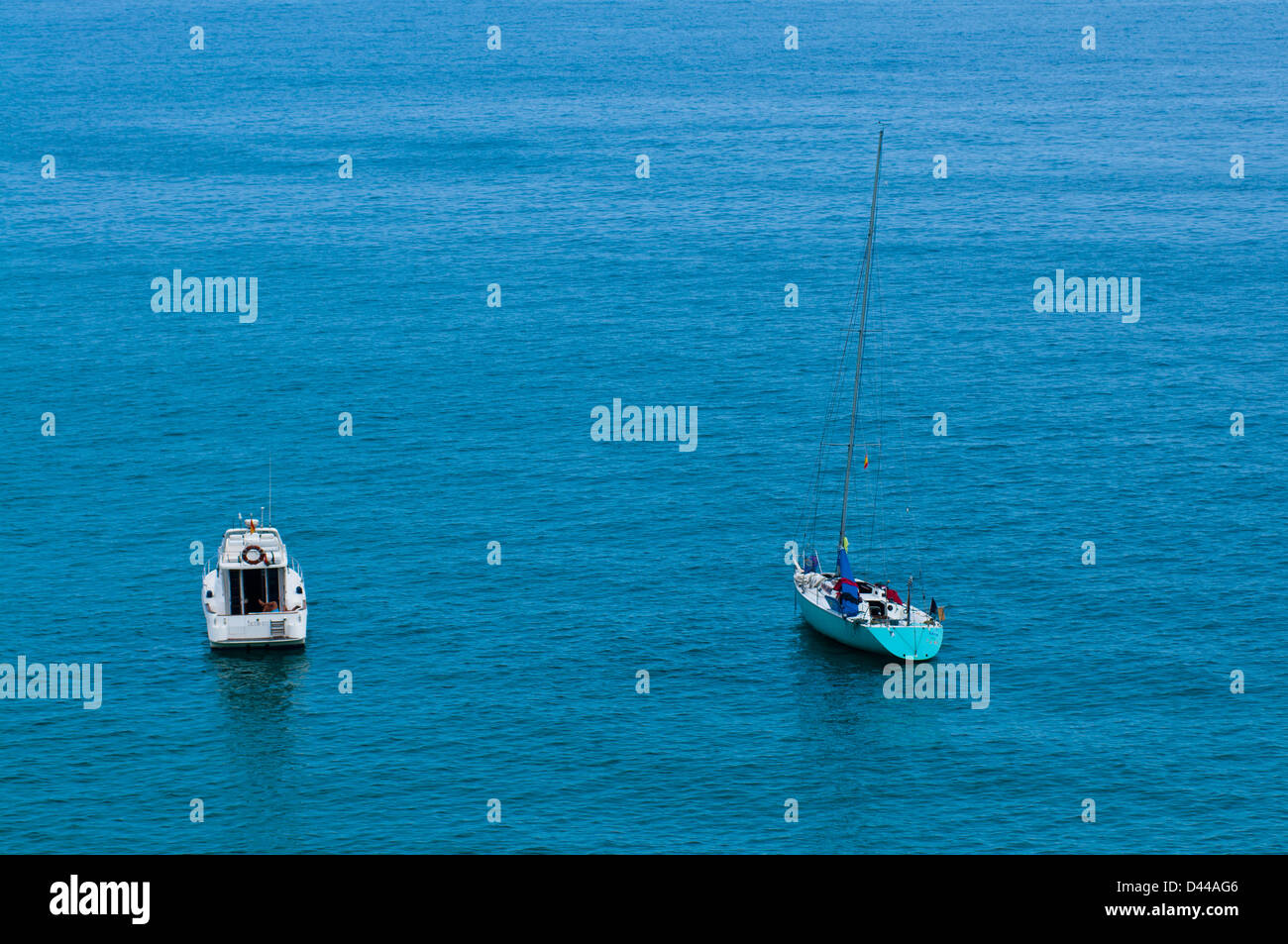 Barche a Ensenada de Mataleñas, Santander, Cantabria, SPAGNA Foto Stock