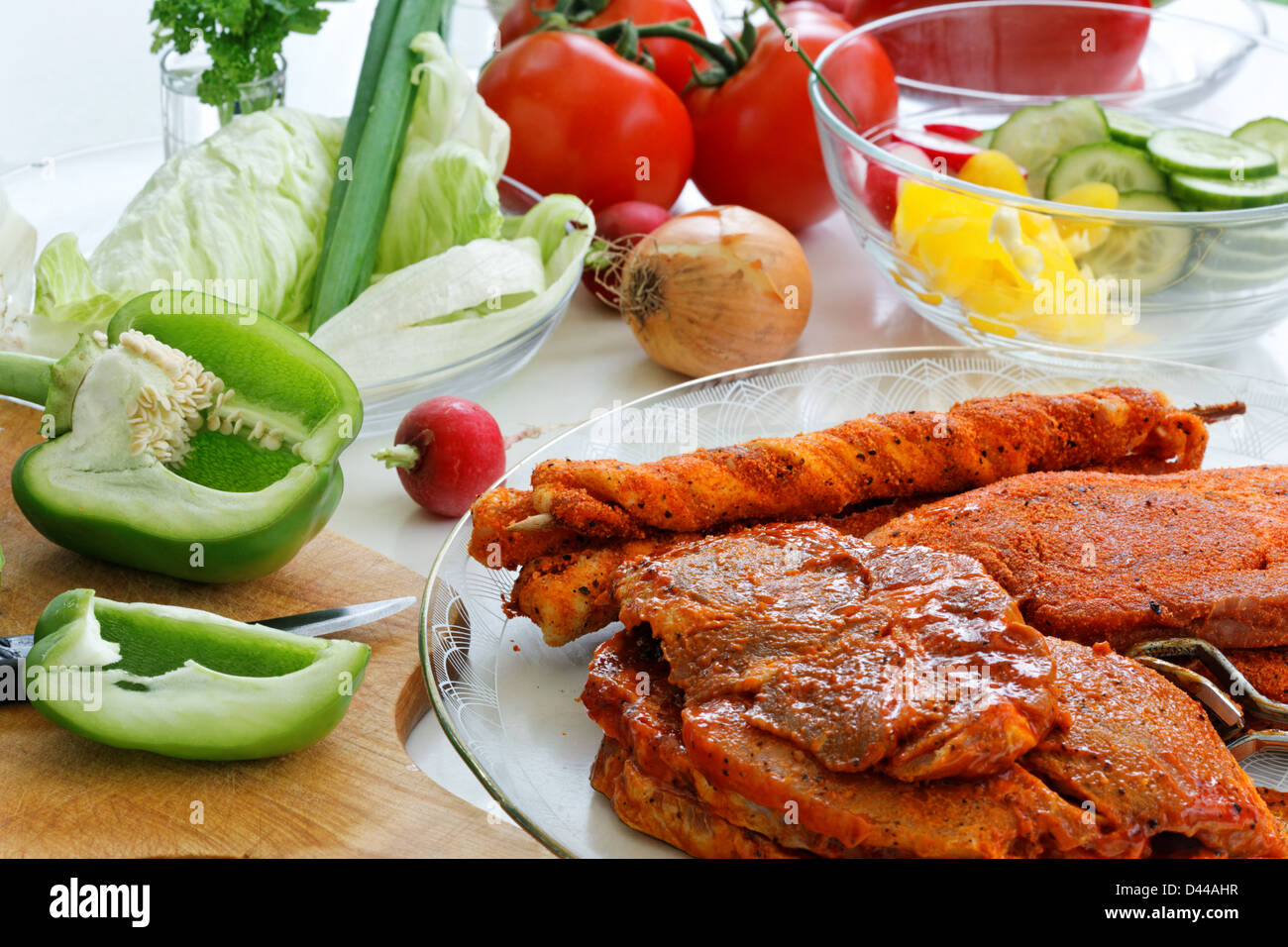 Marinaded carni e verdure fresche per insalata. Foto Stock