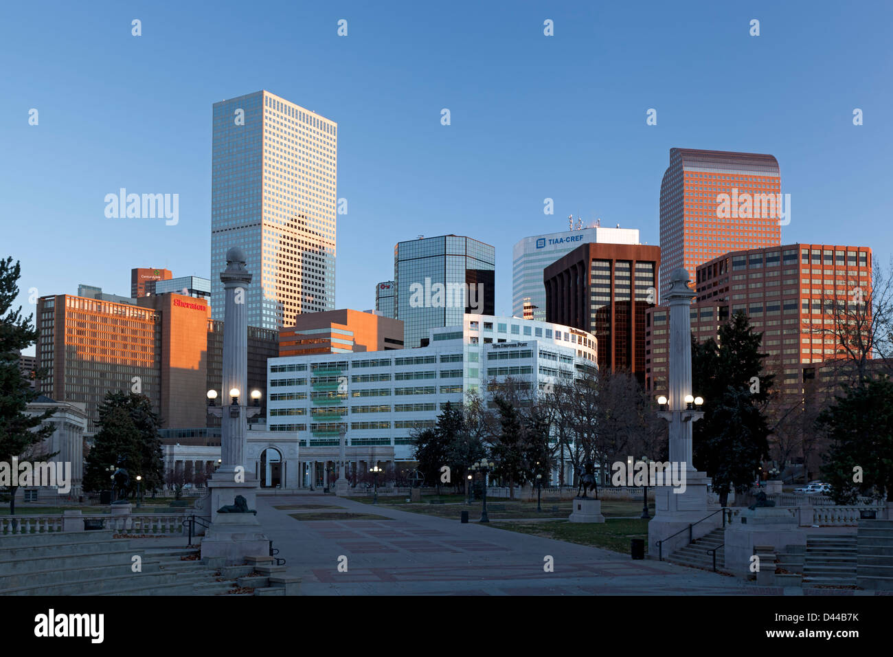 Skyline della città dal Civic Center Park, Denver, Colorado, STATI UNITI D'AMERICA Foto Stock