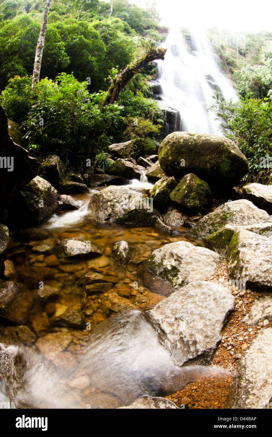 "Véu da noiva' acqua caduta di Itatiaia National Park, il primo parco in Brasile. Foto Stock