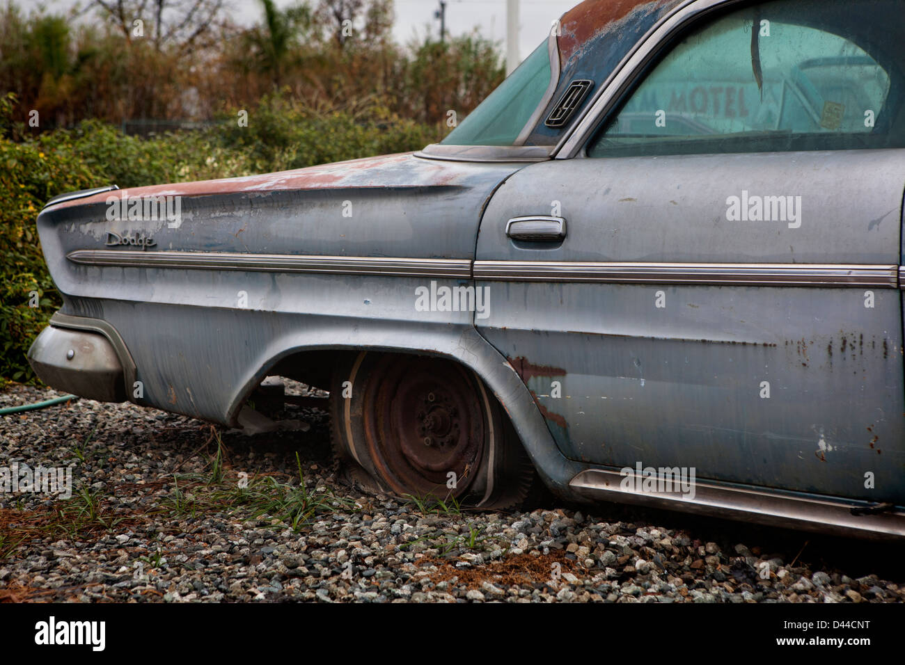 Un vecchio classico Dodge con pneumatico sgonfio parcheggiata fuori il Wigwam Motel, route 66, San Bernardino, in California, Stati Uniti d'America Foto Stock