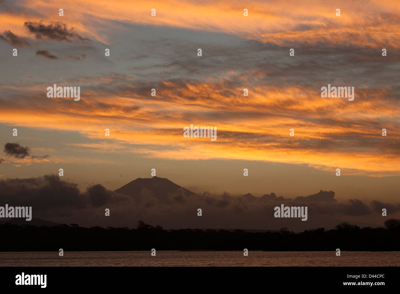 Vista del Vulcano Raung su Java orientale al tramonto dalla Western Bali. Foto Stock