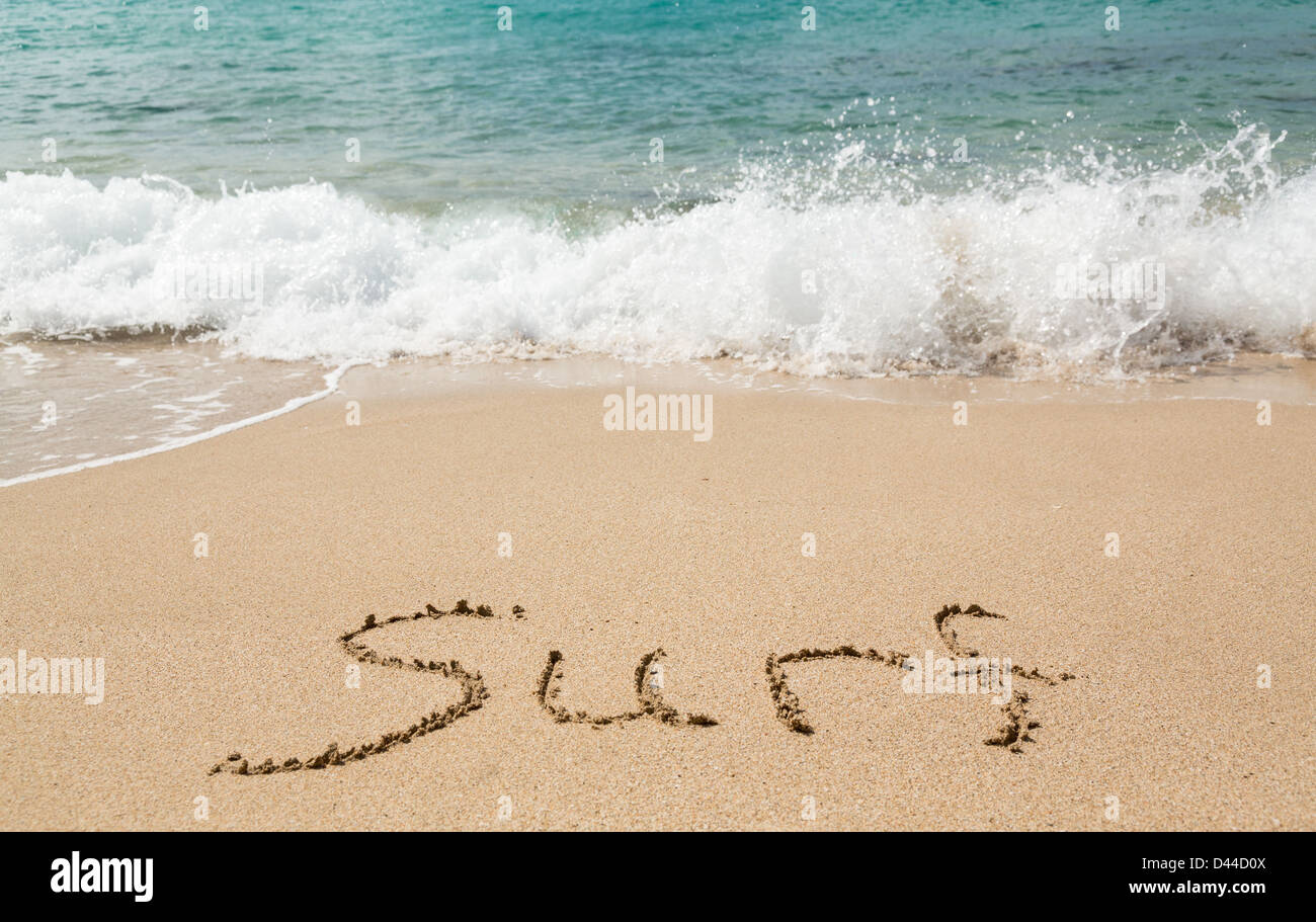 'Surf' scritta di sabbia su una spiaggia tropicale Foto Stock