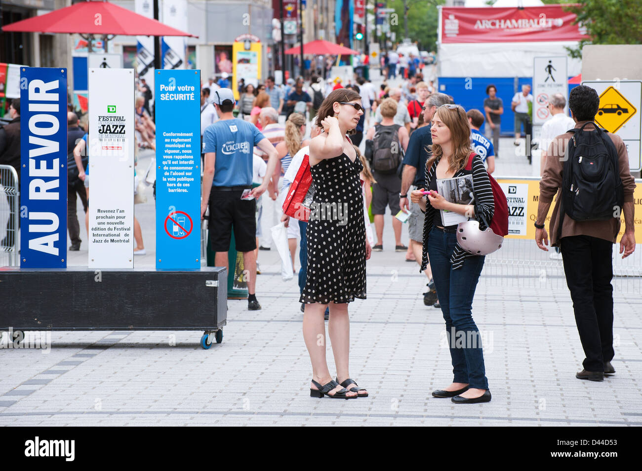 Conversazione tra due donne su Ste Catherine Street durante il Jazz Festival di Montreal. Foto Stock