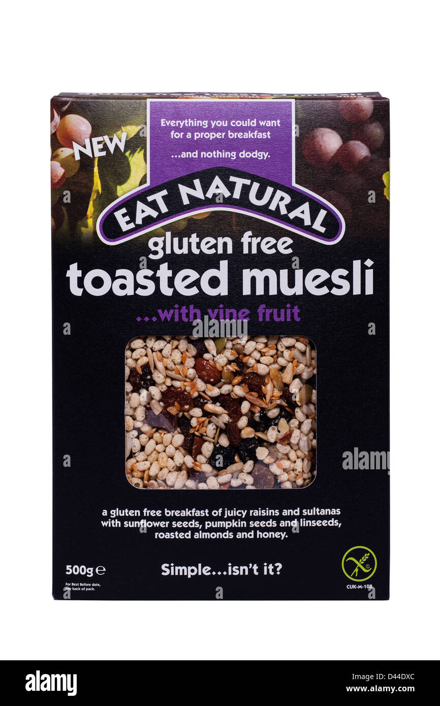 Una scatola di mangiare naturale senza glutine muesli tostato cereali per la prima colazione su uno sfondo bianco Foto Stock