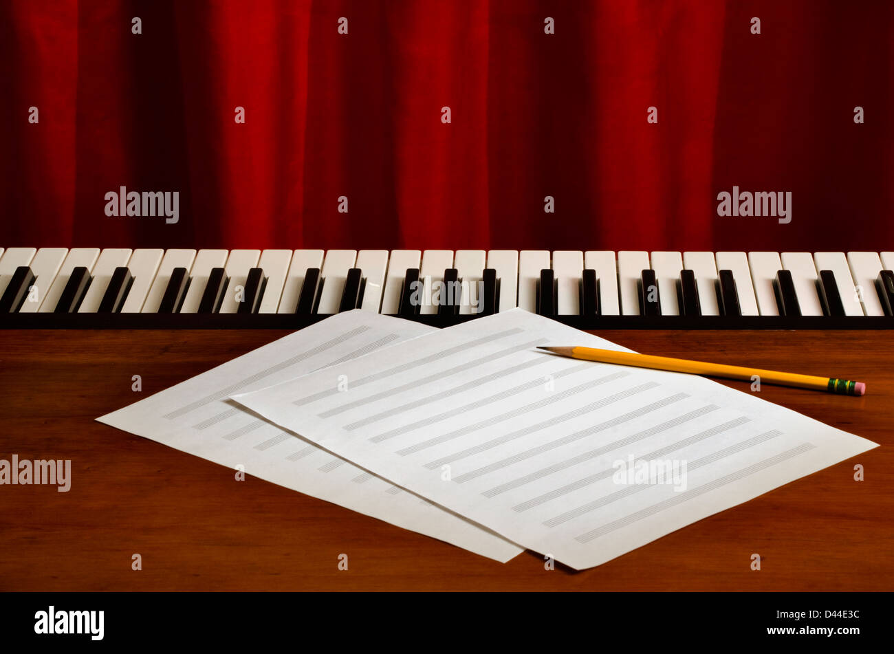 Sheetmusic vuota con la matita sul pianoforte Foto Stock