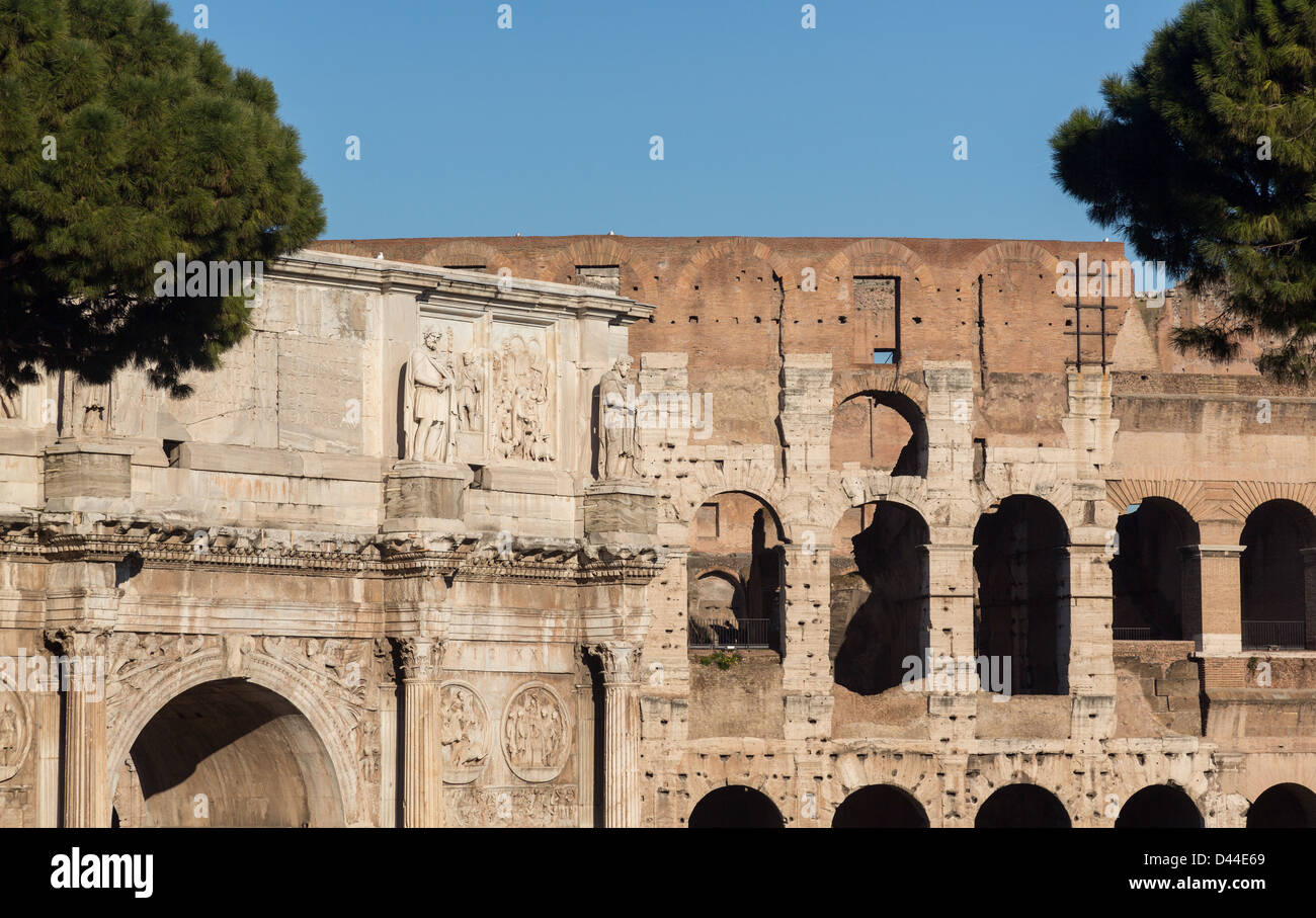 Dettaglio dell'Arco di Costantino e il Colosseo di Roma antica Foto Stock