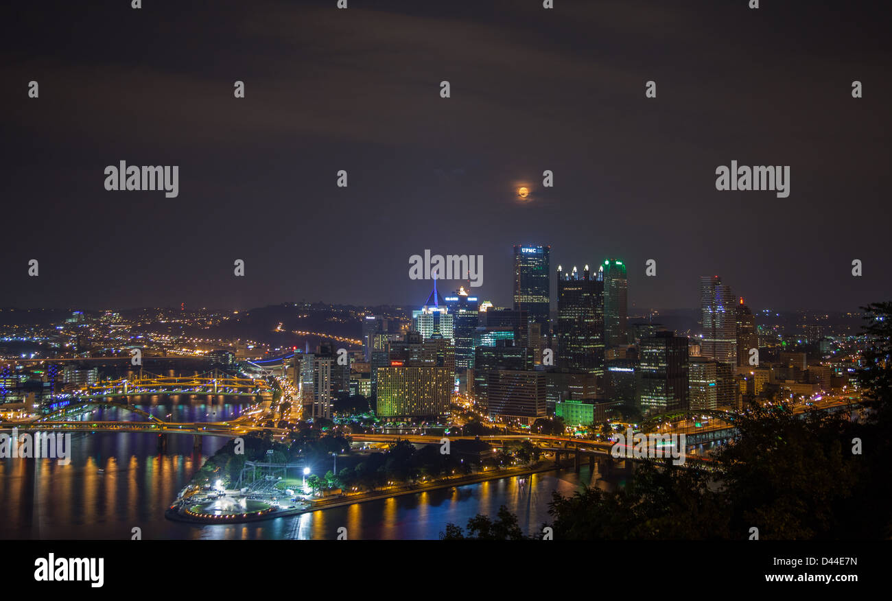 Pittsburgh, Pennsylvania, USA di notte con una luna sopra l'orizzonte Foto Stock
