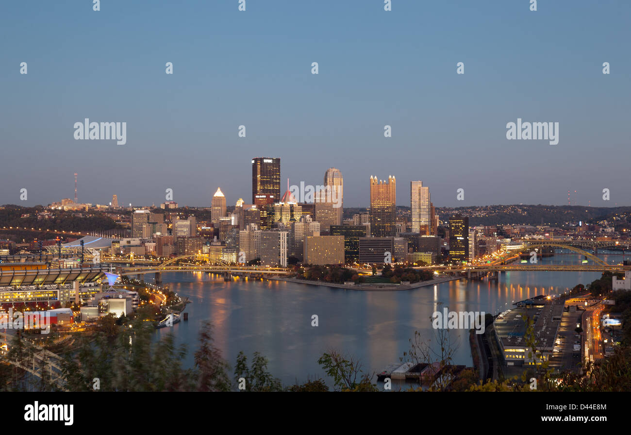 Lo skyline di Pittsburgh, Pennsylvania, Stati Uniti d'America al tramonto Foto Stock