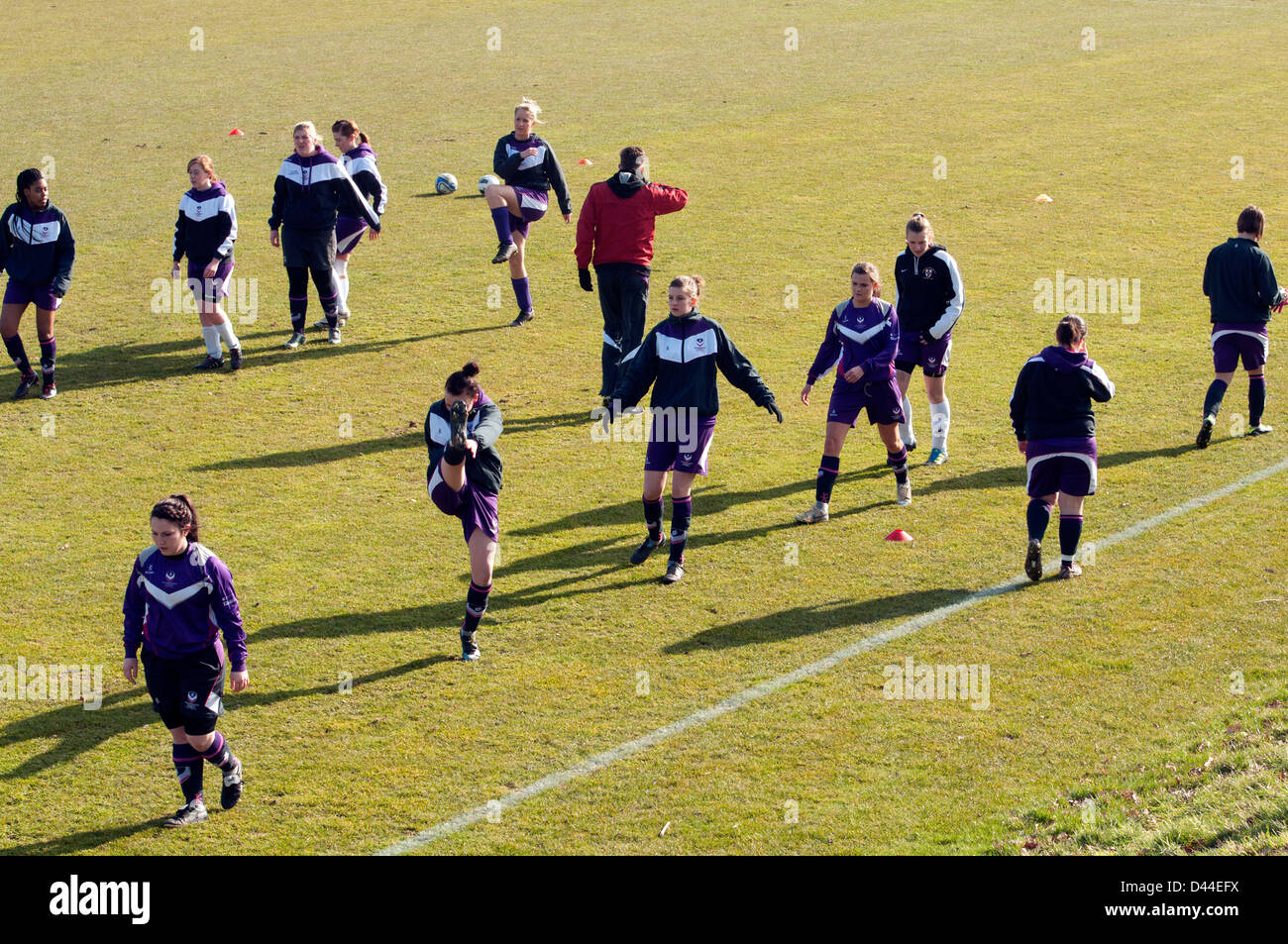 Università sport femminile, i calciatori facendo il warm-up esercizi prima di match Foto Stock Università sport femminile, i calciatori facendo il warm-up esercizi prima di match Foto Stock