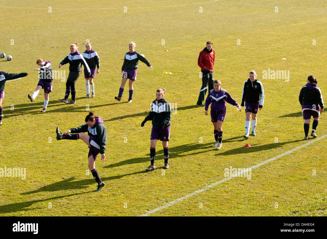 Università sport femminile, i calciatori facendo il warm-up esercizi prima di match Foto Stock Università sport femminile, i calciatori facendo il warm-up esercizi prima di match Foto Stock