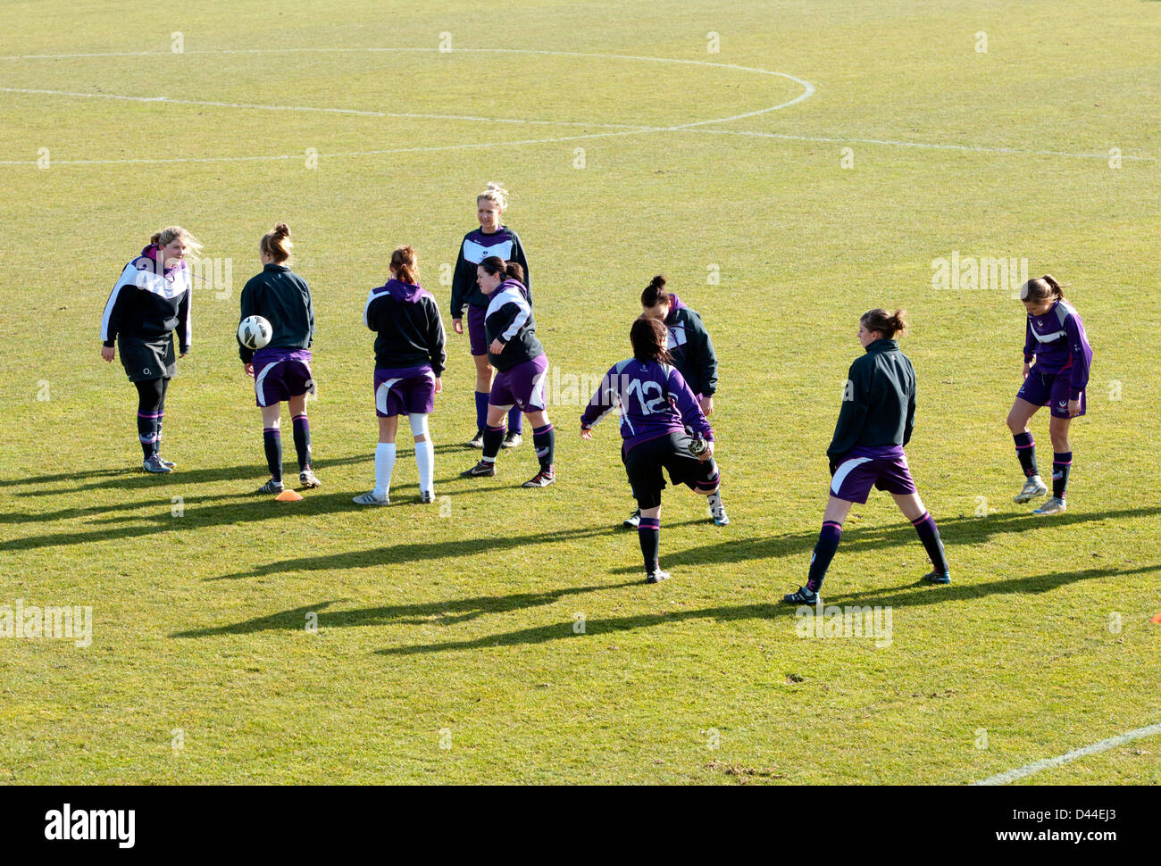 Università sport femminile, i calciatori facendo il warm-up esercizi prima di match Foto Stock Università sport femminile, i calciatori facendo il warm-up esercizi prima di match Foto Stock
