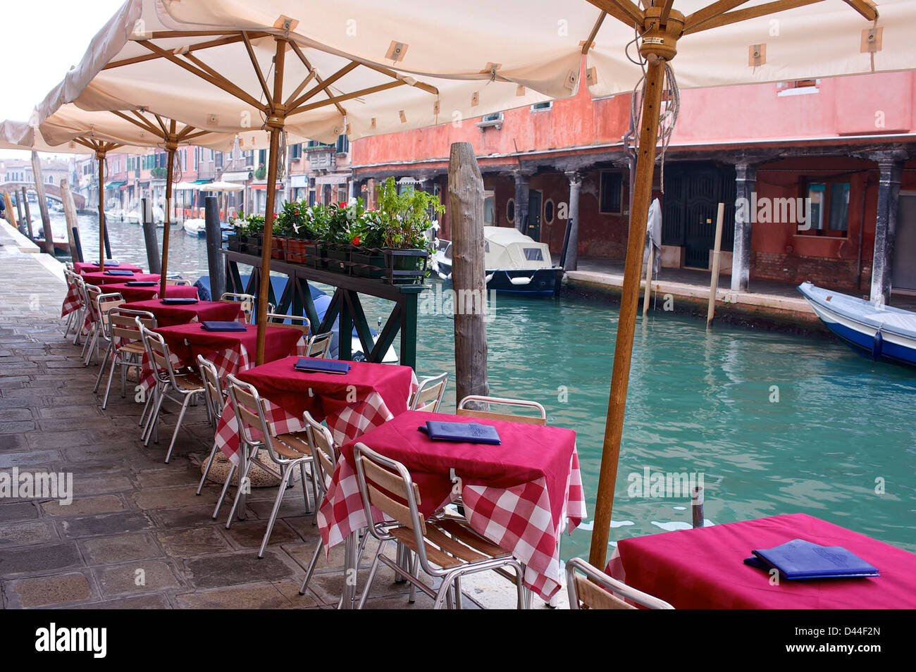 Ristorante su un canale in Murano Italia Foto Stock