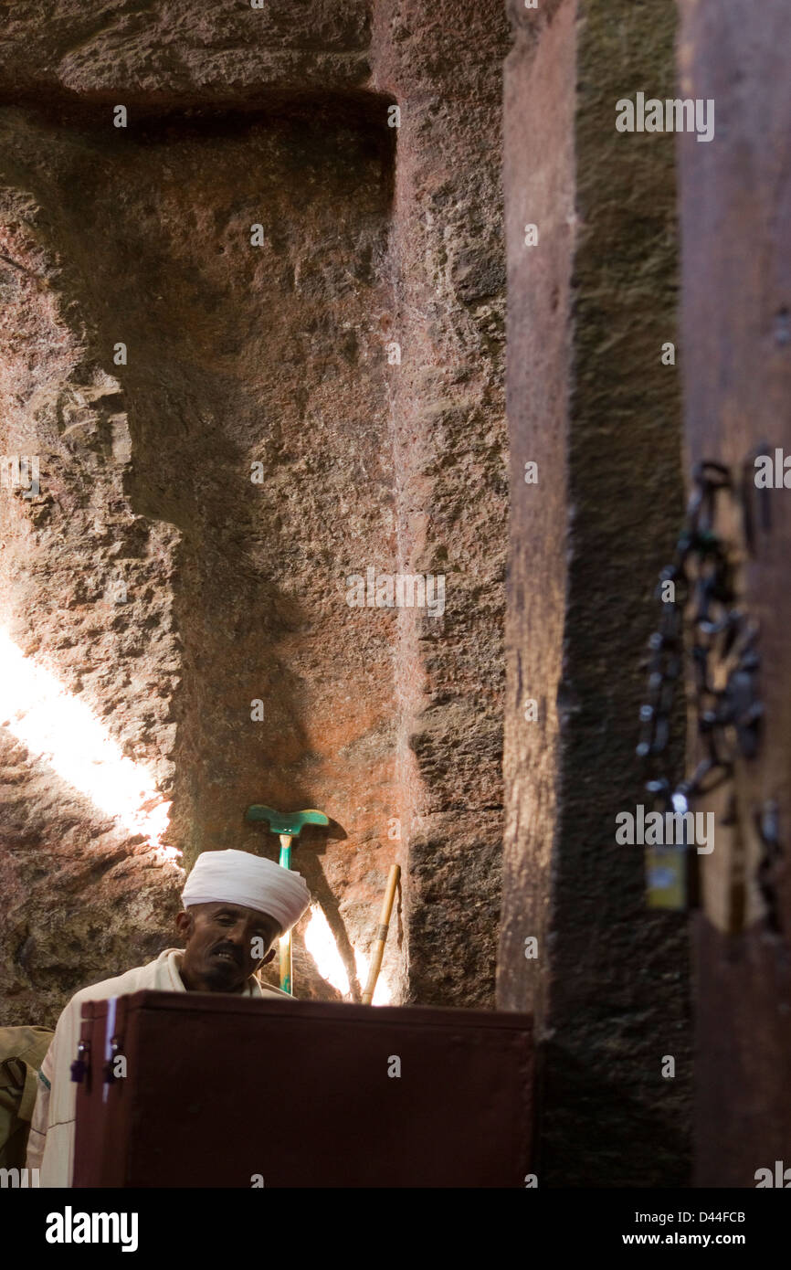 Sacerdote all'interno di roccia scavate chiesa Lalibela, Etiopia Africa Foto Stock