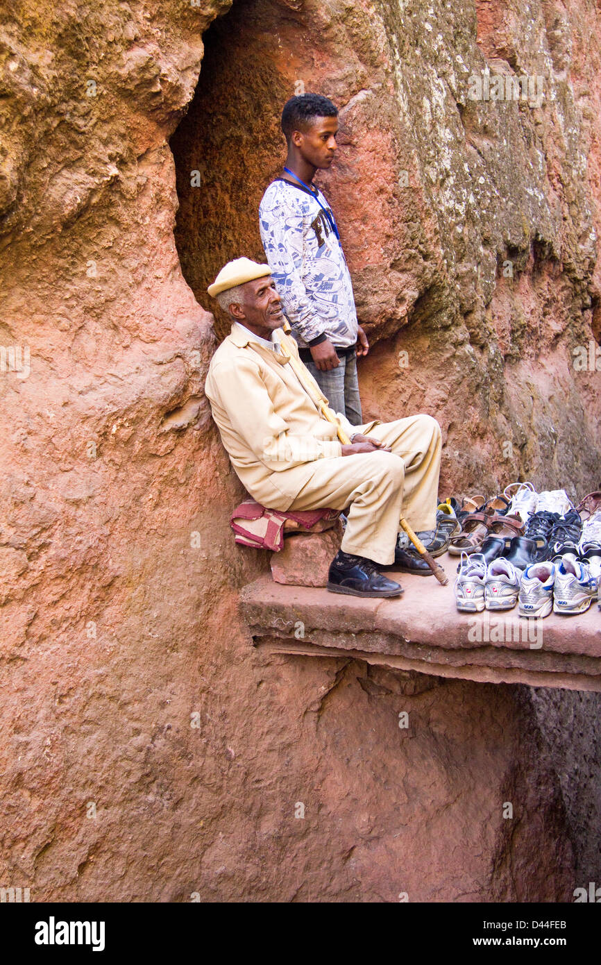 Scarpe di guardia a sinistra al di fuori di una chiesa Lalibela Etiopia Africa Foto Stock