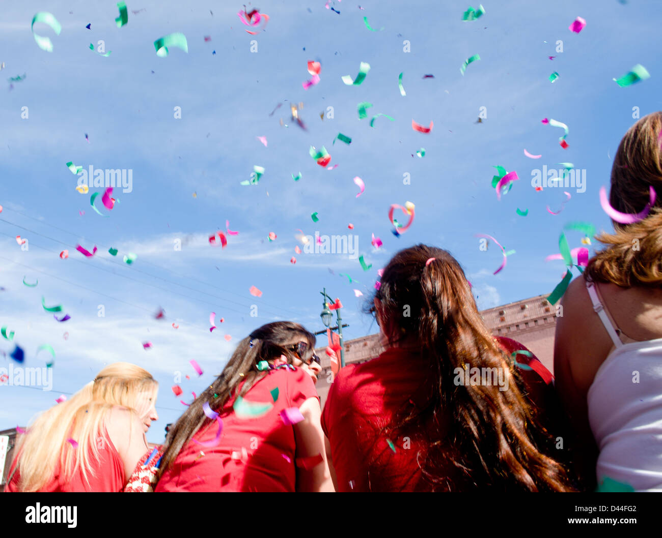 Coriandoli cade sul nuovo anno cinese parade watchers in Los Angeles' Chinatown Foto Stock