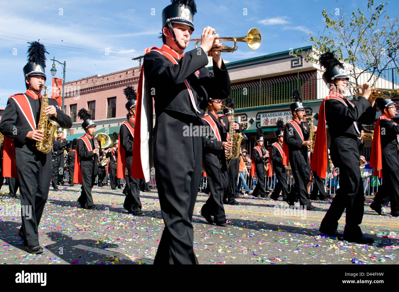 High school marching band esegue durante il Nuovo Anno Cinese parade di Los Angeles' Chinatown. Foto Stock