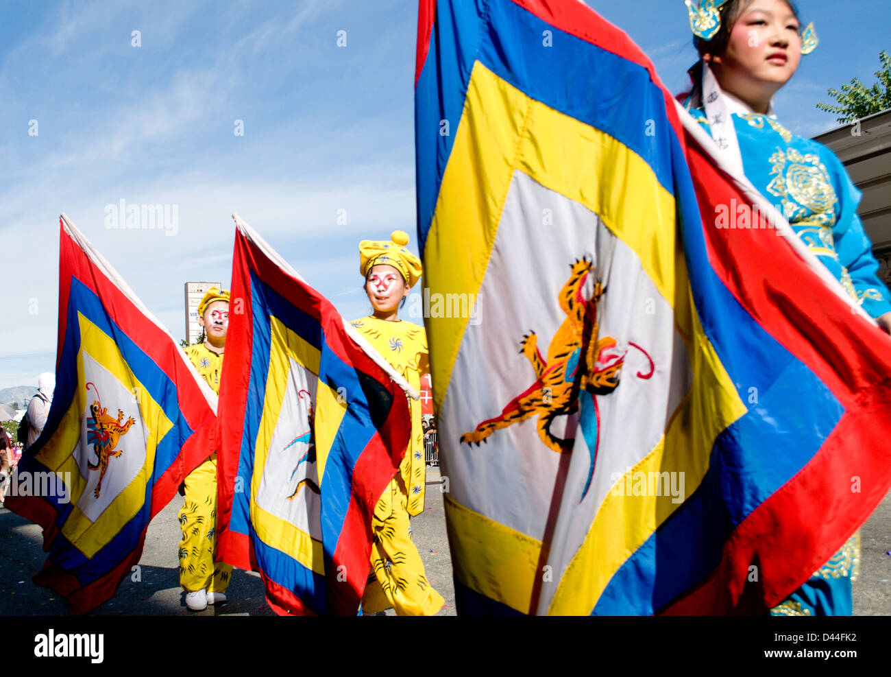 Anno Nuovo Cinese parade dimostranti Visualizzare flag in Los Angeles' Chinatown Foto Stock