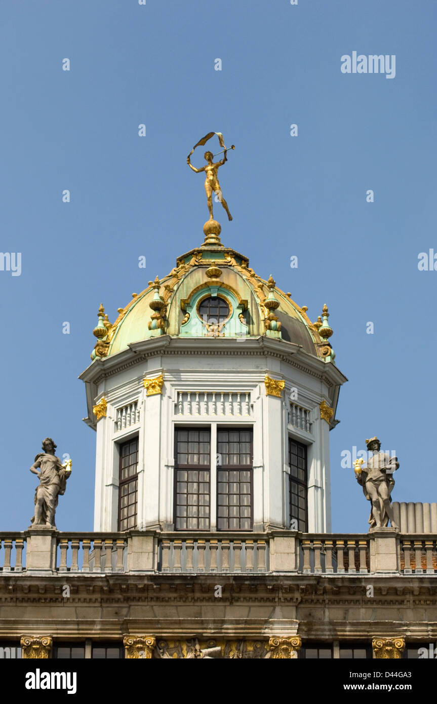 Golden Lady scultura in cima a cupola che si affaccia sulla Grand Place square a Bruxelles, in Belgio Foto Stock