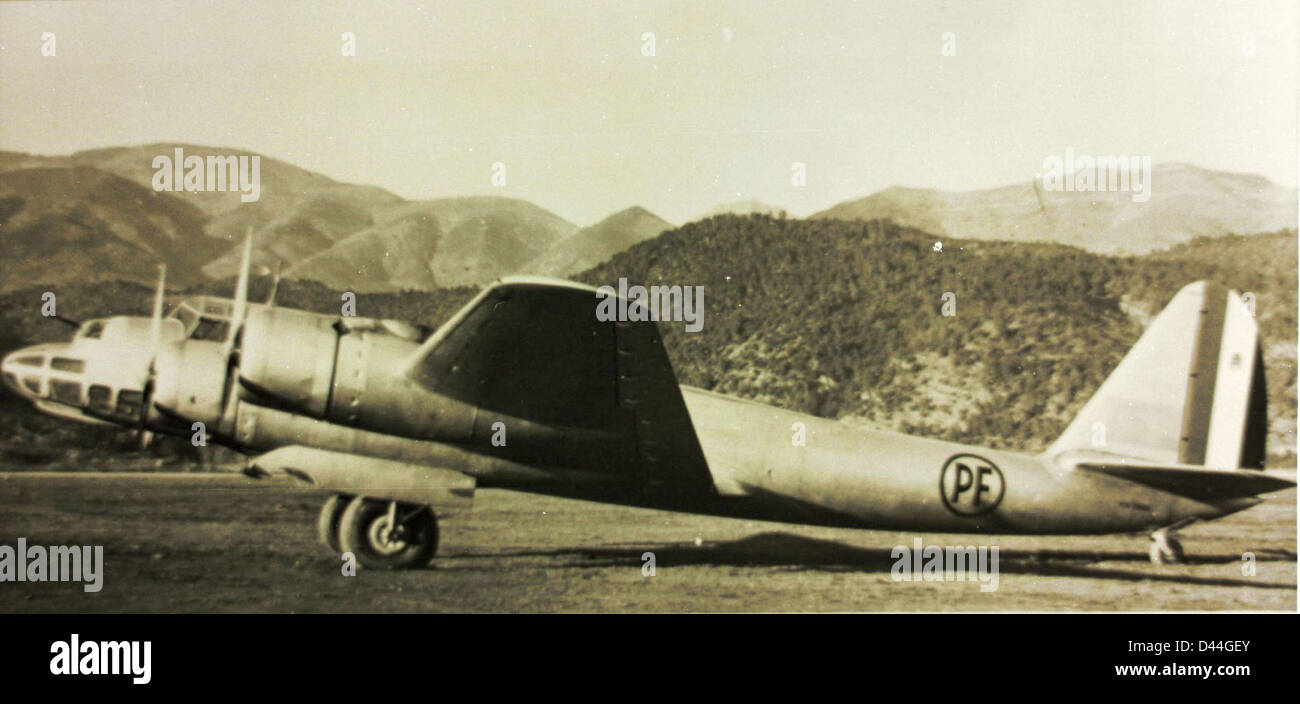 Il Piaggio P.108 era un bombardiere quadrimotore italiano utilizzato durante la seconda guerra mondiale. Fu impiegato principalmente in missioni di bombardamento strategico ed era notevole per il suo design distintivo. Foto Stock Il Piaggio P.108 era un bombardiere quadrimotore italiano utilizzato durante la seconda guerra mondiale. Fu impiegato principalmente in missioni di bombardamento strategico ed era notevole per il suo design distintivo. Foto Stock