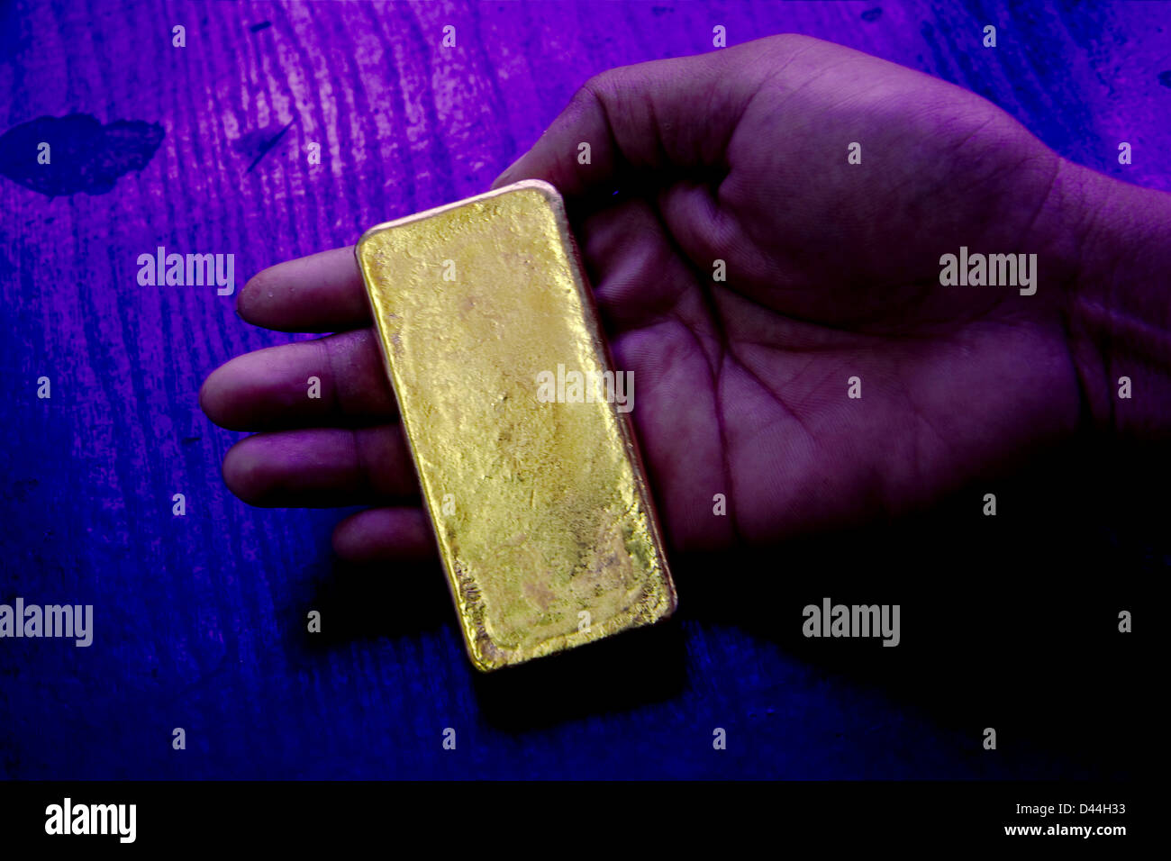 Tenuto in mano gold bar Foto Stock