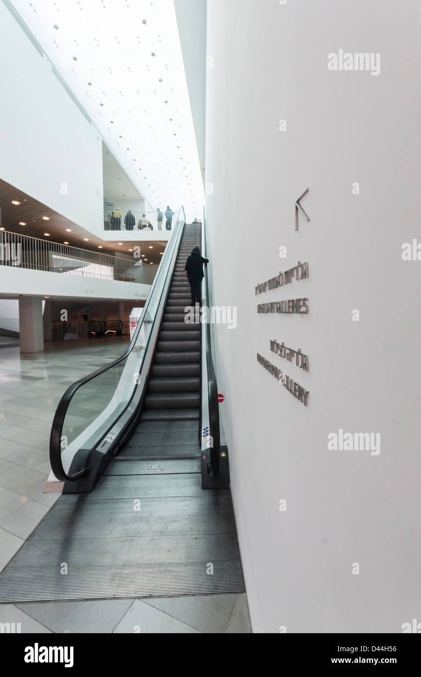 Israele. Un corridoio in Tel Aviv Museum of art con un segno rivolto alle gallerie. Foto Stock