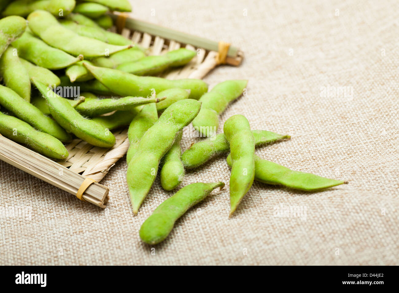 Semi di soia verdi su sfondo di tela Foto Stock