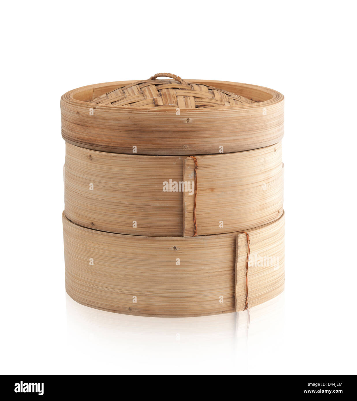 Il bambù la cottura a vapore degli alimenti contenitore isolati su bianco Foto Stock