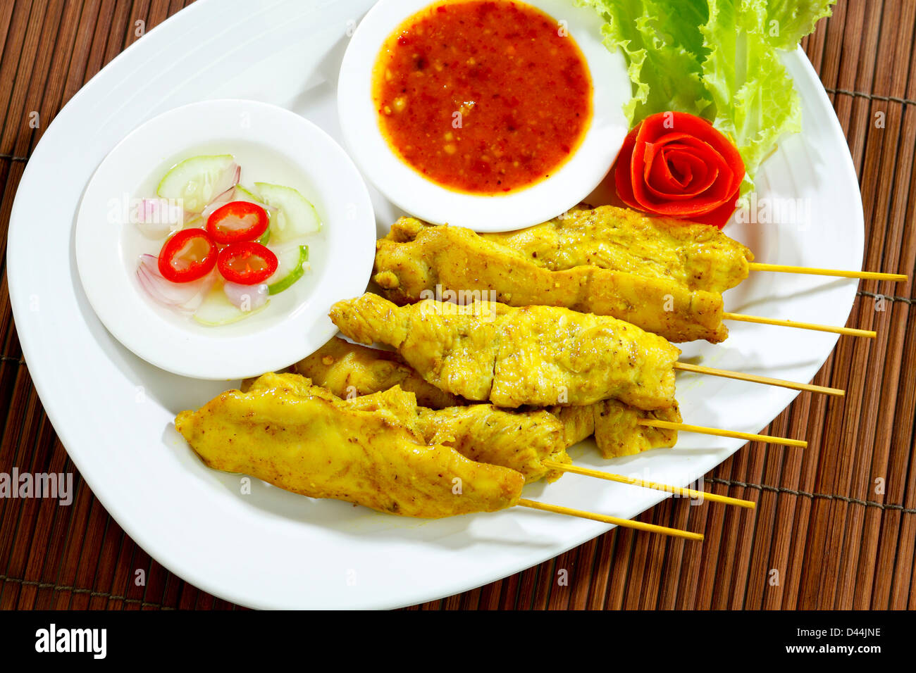 Carne di maiale alla griglia stick una speciale Thai snack preferito il cibo nel piatto Foto Stock