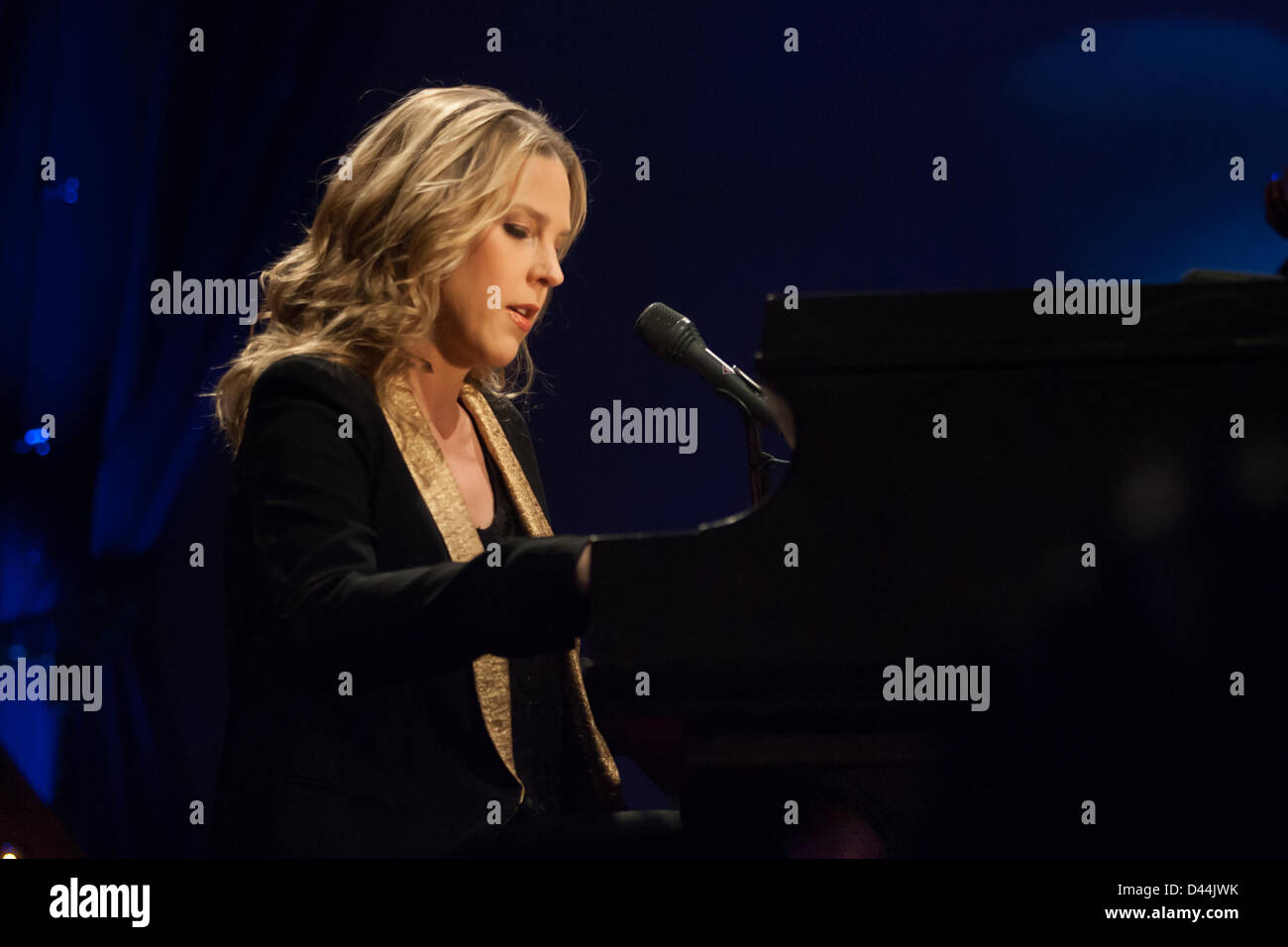 London Ontario, Canada - 4 marzo 2013. Canadian jazz cantante e pianista Diana Krall esegue a Budweiser giardini. Foto Stock