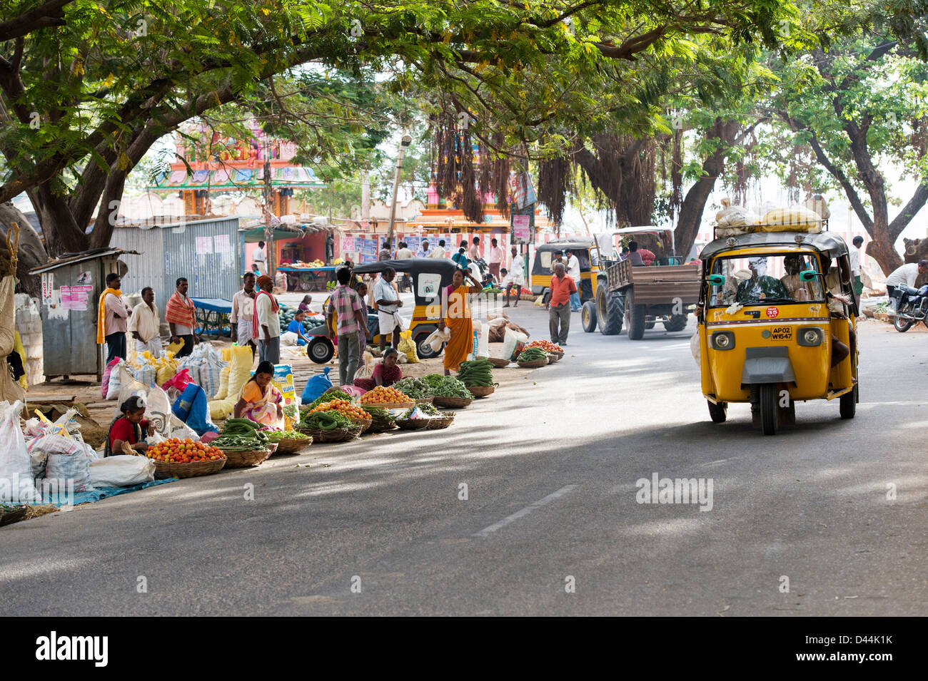 Indian street market in Yenumulapalli con ceste di verdura. Andhra Pradesh, India Foto Stock