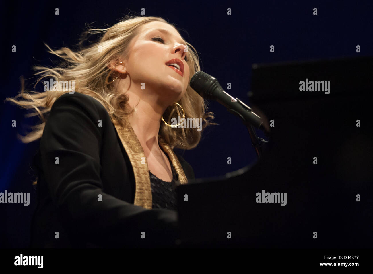 London Ontario, Canada - 4 marzo 2013. Canadian jazz cantante e pianista Diana Krall esegue a Budweiser giardini. Foto Stock