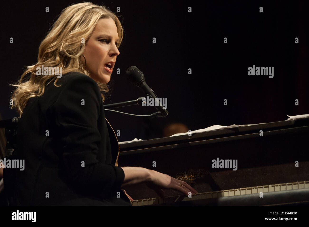 London Ontario, Canada - 4 marzo 2013. Canadian jazz cantante e pianista Diana Krall esegue a Budweiser giardini. Foto Stock