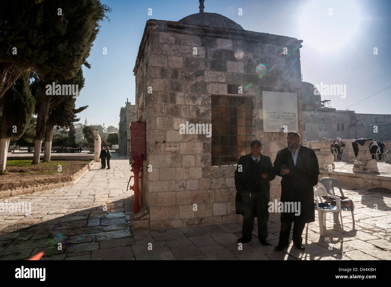 Monte del Tempio, Gerusalemme, Israele. Le protezioni delle comunità musulmane Waqf stand vicino all'ingresso. La Moschea di Al-Aqsa e il sole in background. Foto Stock