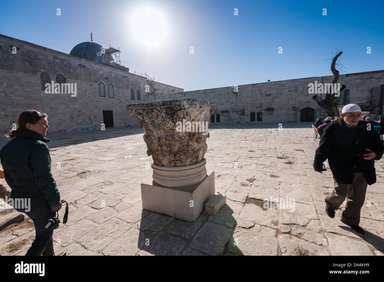 Monte del Tempio, Gerusalemme, Israele. Un giovane turista europeo e un anziano uomo arabo passare un antico pilastro vicino alla Moschea di Al-Aqsa Foto Stock