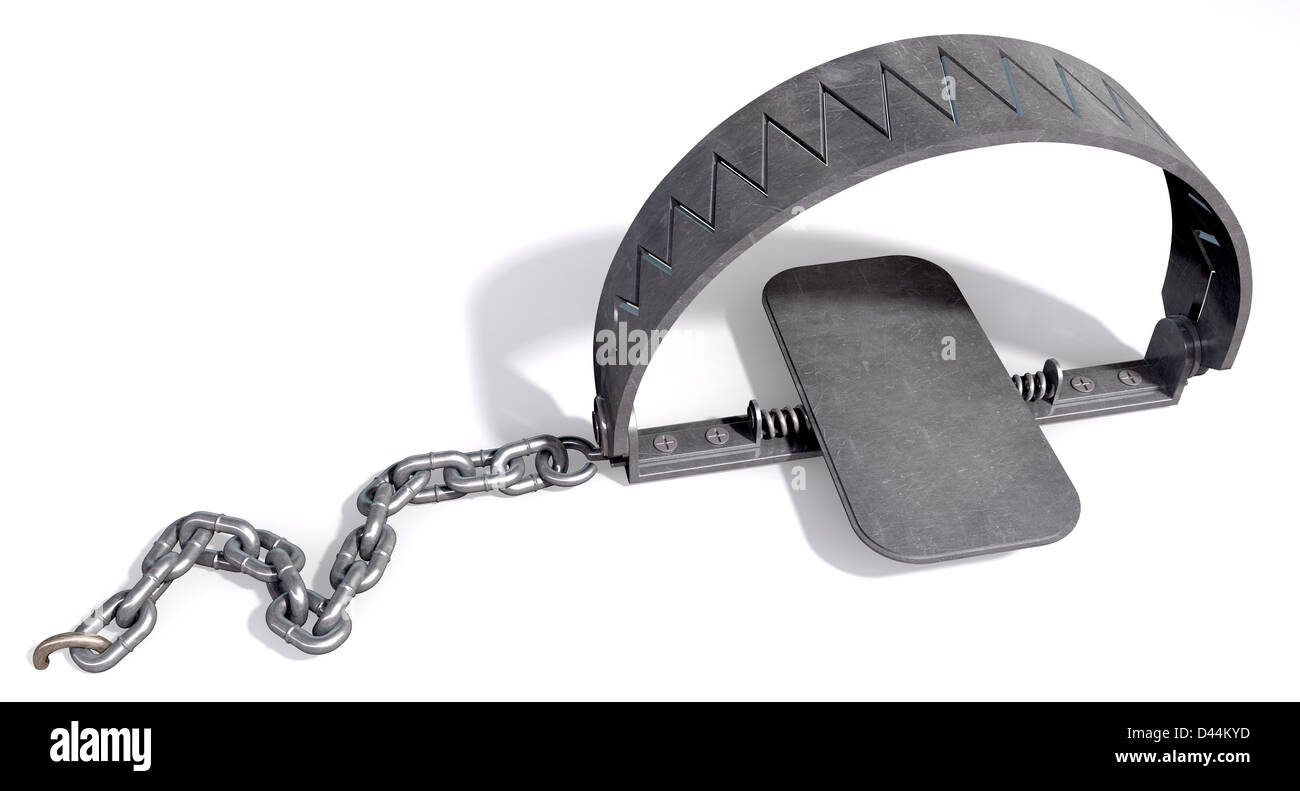 Un metallo animale trappola che è chiuso fissato al terreno con una catena di metallo su un sfondo isolato Foto Stock