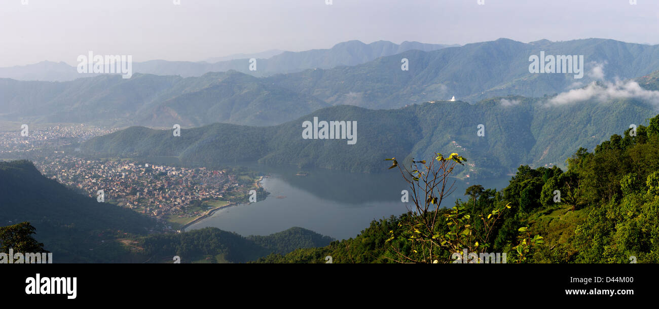 Guardando il lago a Pokhara da Sarangkot Foto Stock