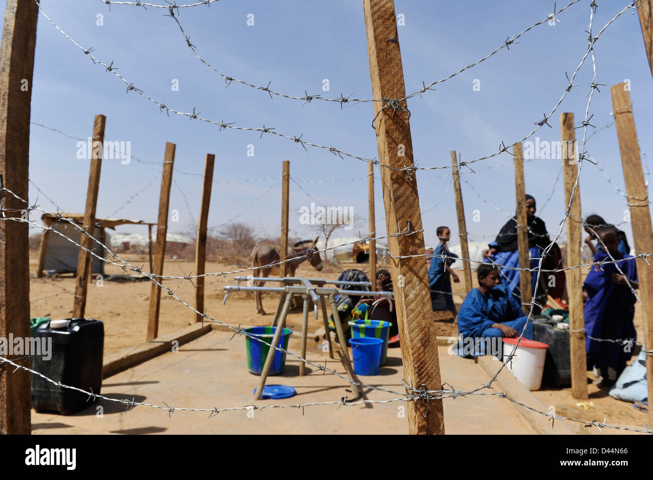 Il BURKINA FASO Djibo, maliano profughi, principalmente Touareg, in un campo di rifugiati Mentao dell UNHCR, essi sono fuggiti a causa della guerra e terrorismo islamista in Mali, approvvigionamento di acqua Foto Stock