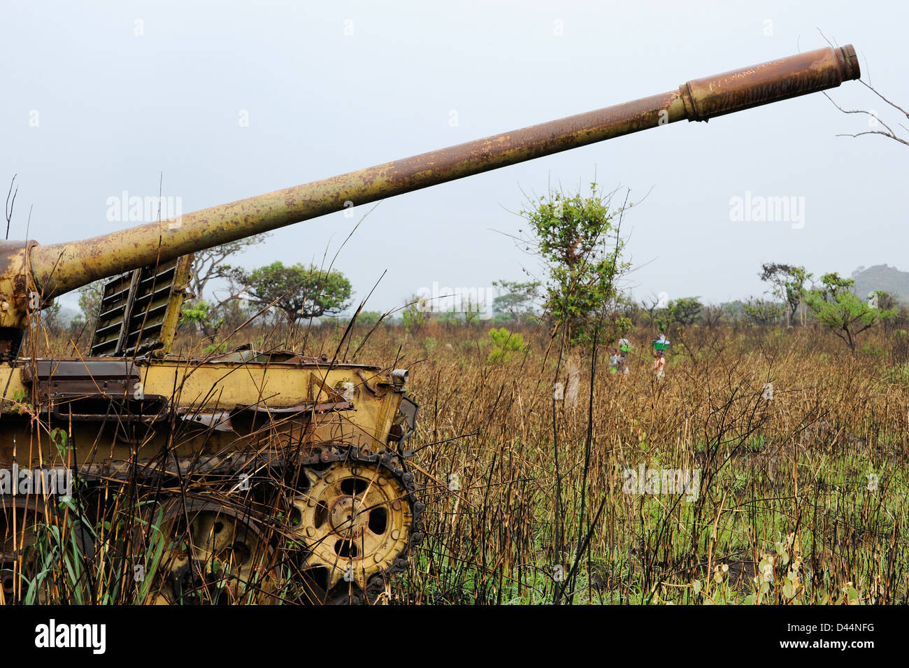 Africa ANGOLA, relitto del vecchio carro armato russo sovietico T-54 dalla guerra civile tra l'MPLA e l'UNITA vicino a Quibala, alcune zone hanno ancora mine terrestri Foto Stock