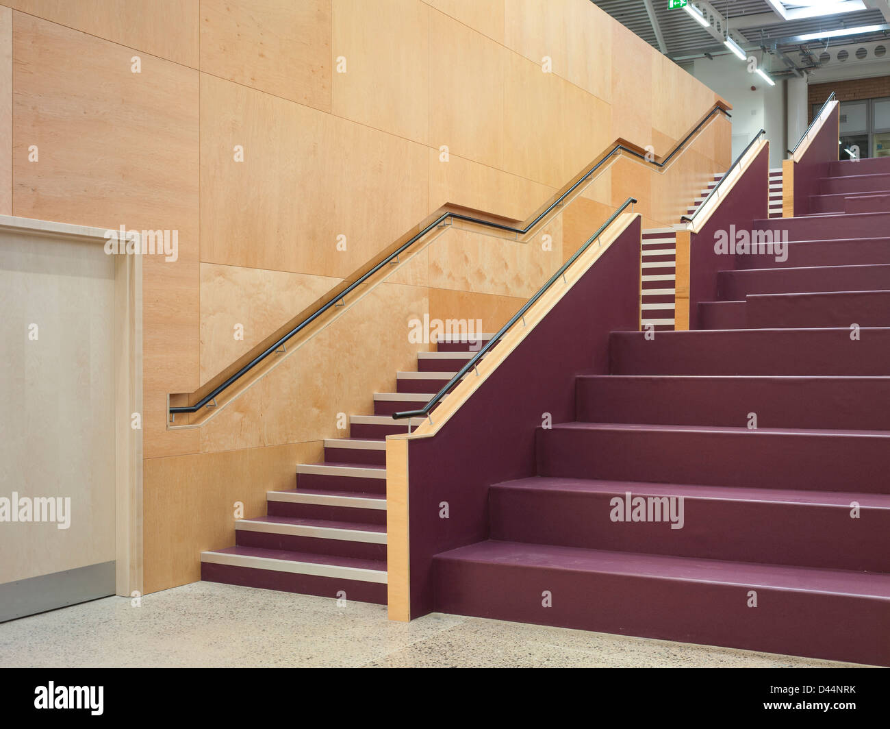 University of Westminister - Harrow Campus, Harrow, Regno Unito. Architetto: Hawkins Brown Architects LLP, 2013. Staircas rosa Foto Stock