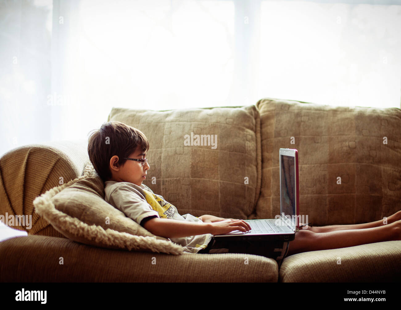 Boy utilizzando il computer portatile Foto Stock