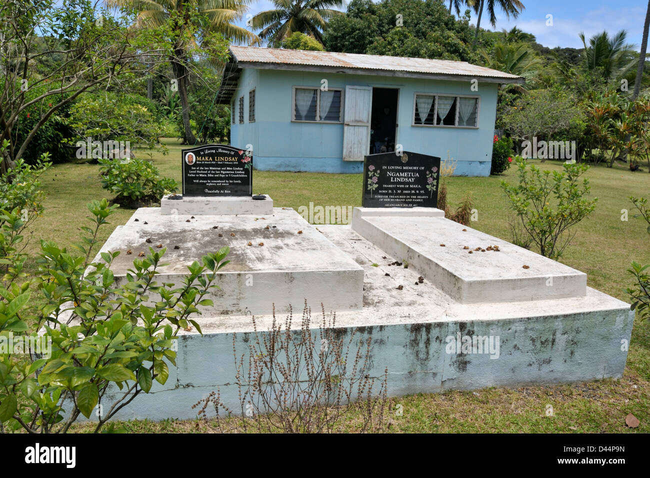 Tombe di famiglia di fronte a una casa in Rarotonga Isole Cook, una visione comune in Polinesia. Foto Stock